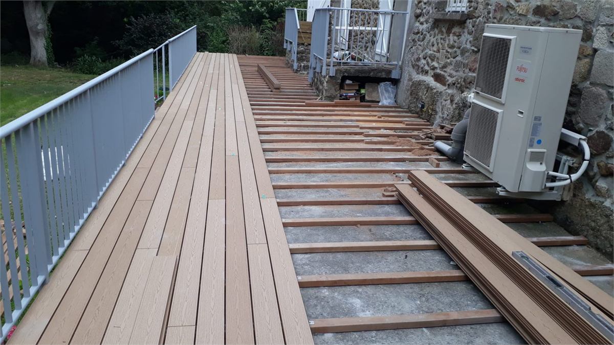 Pose en cours d'une terrasse composite