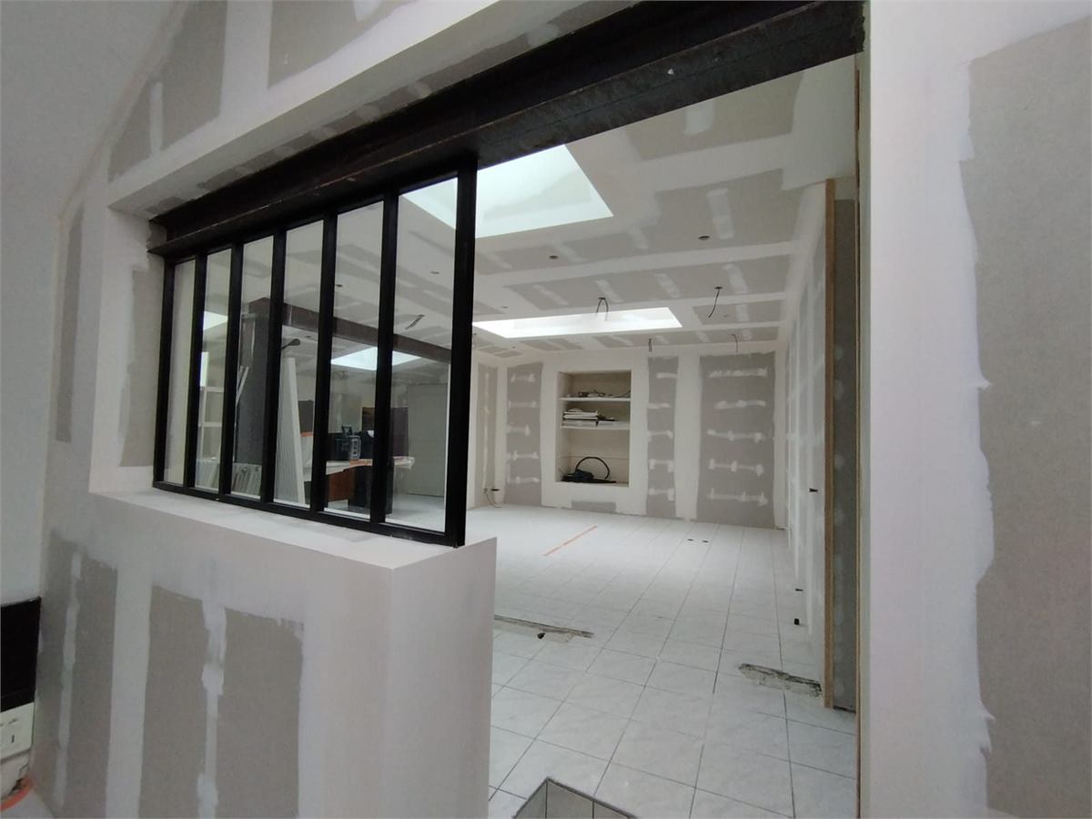 Espace ouvert avec verrière atelier