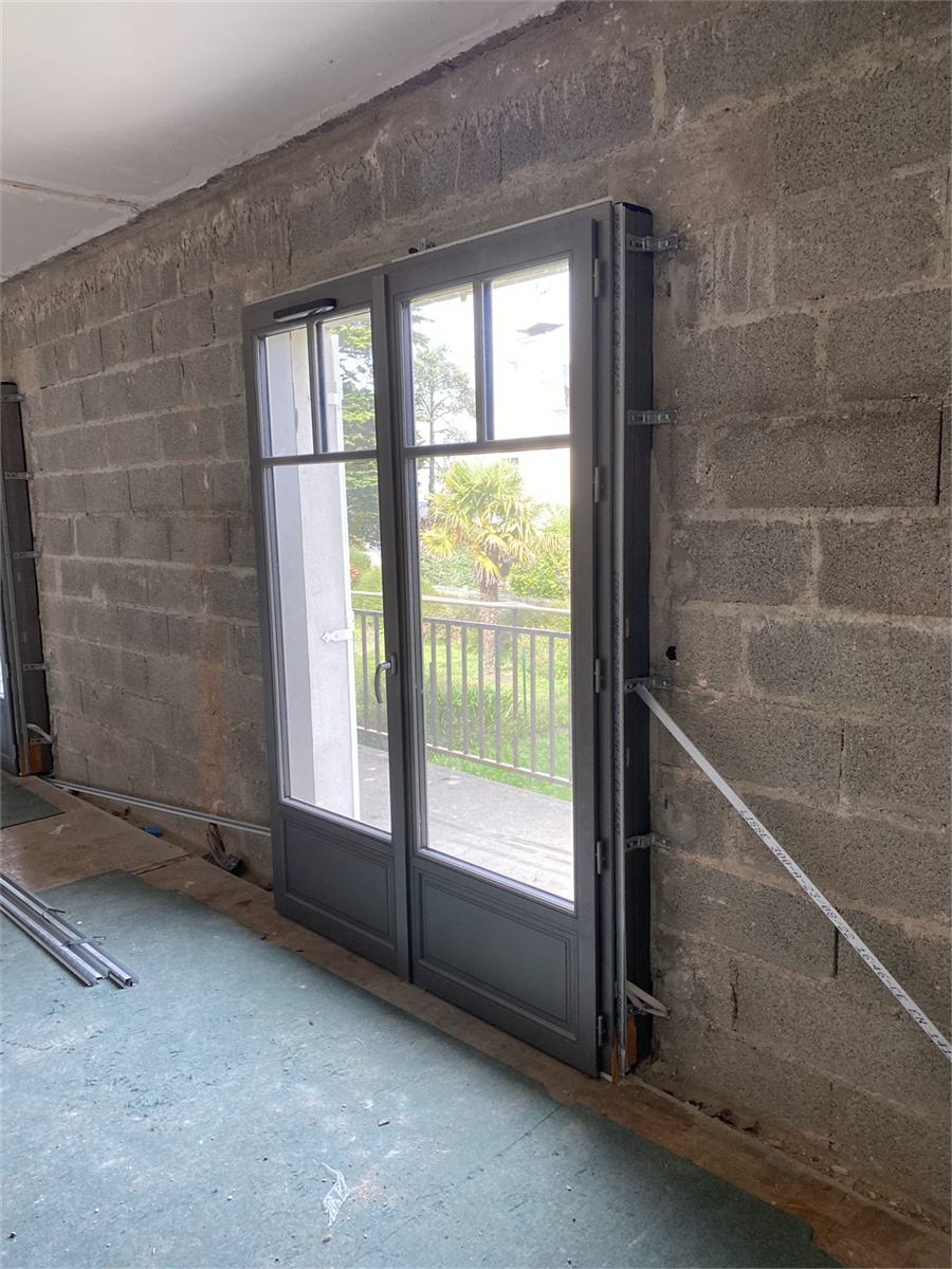 Pose d'une menuiserie aluminium