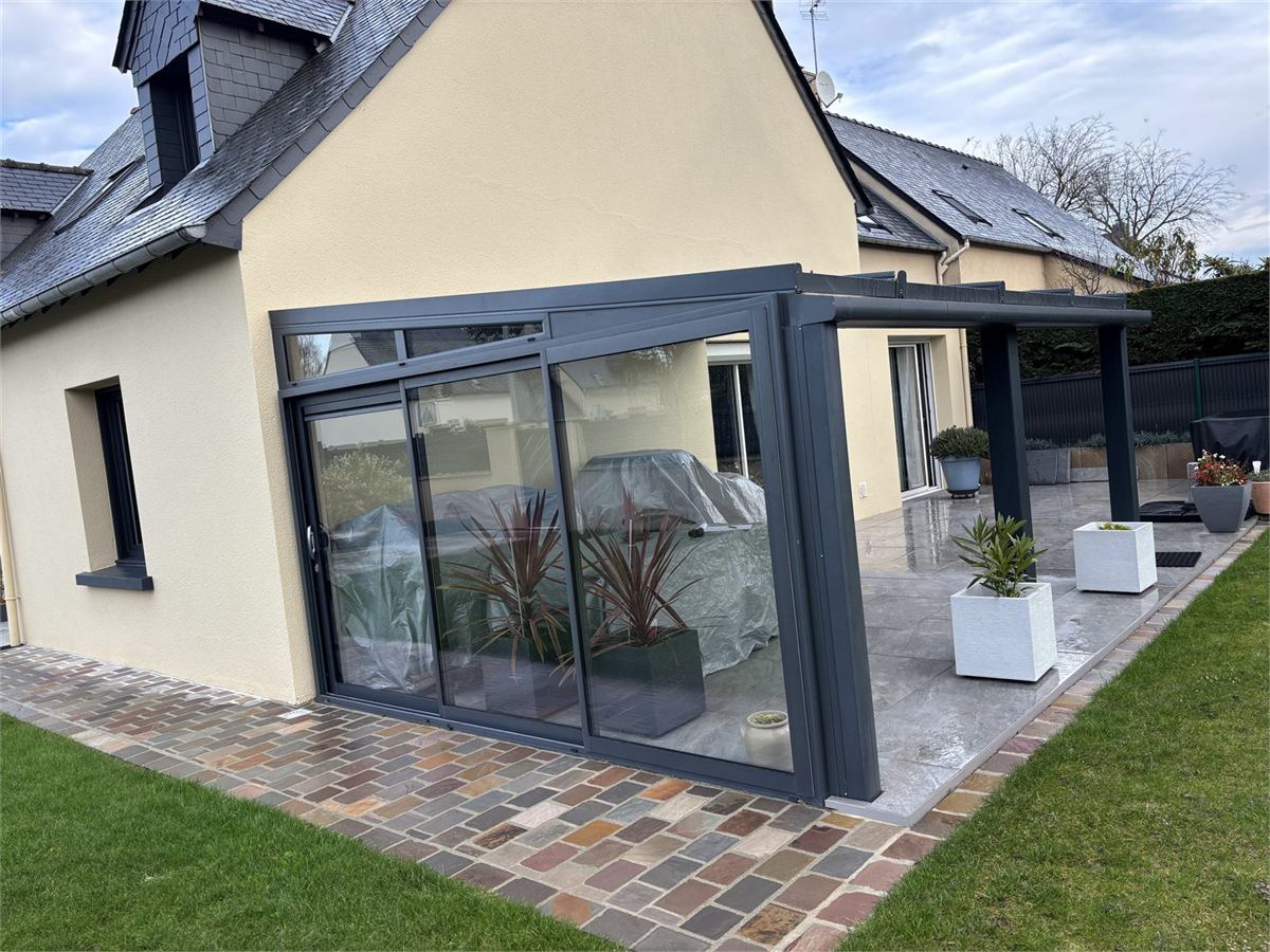 Véranda vitrée et terrasse en pierre, réalisation terminée