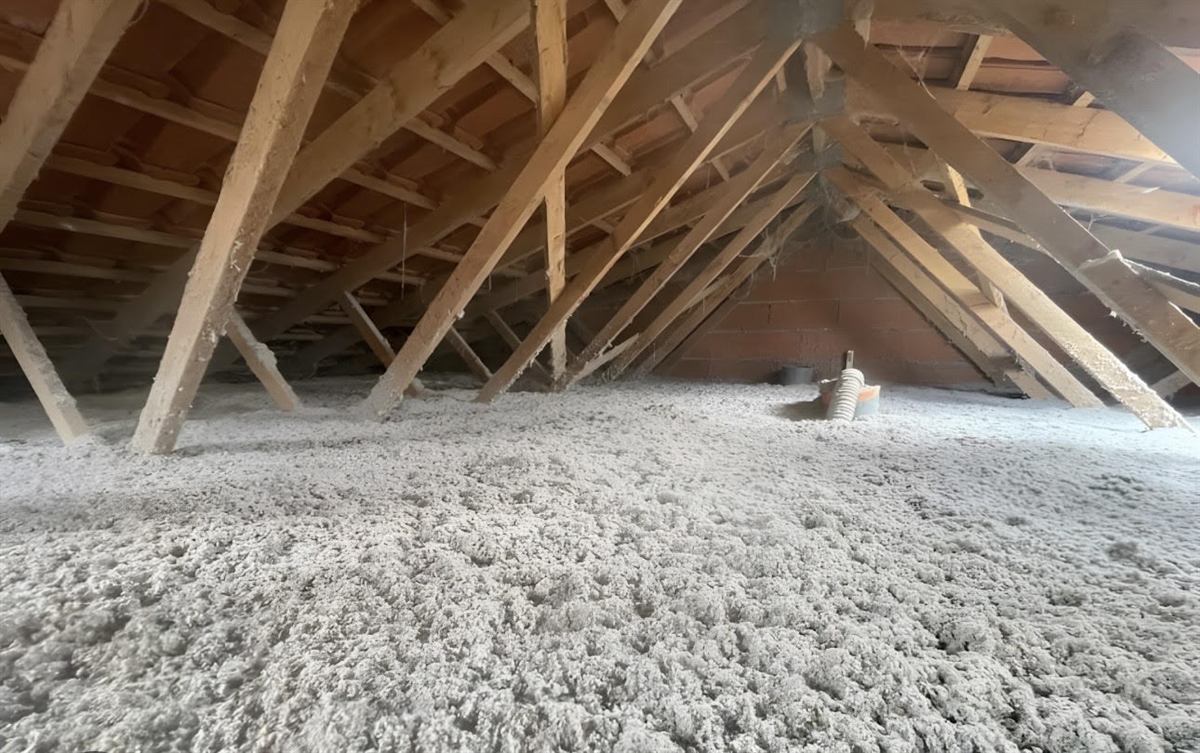 Combles perdus entièrement isolés par soufflage